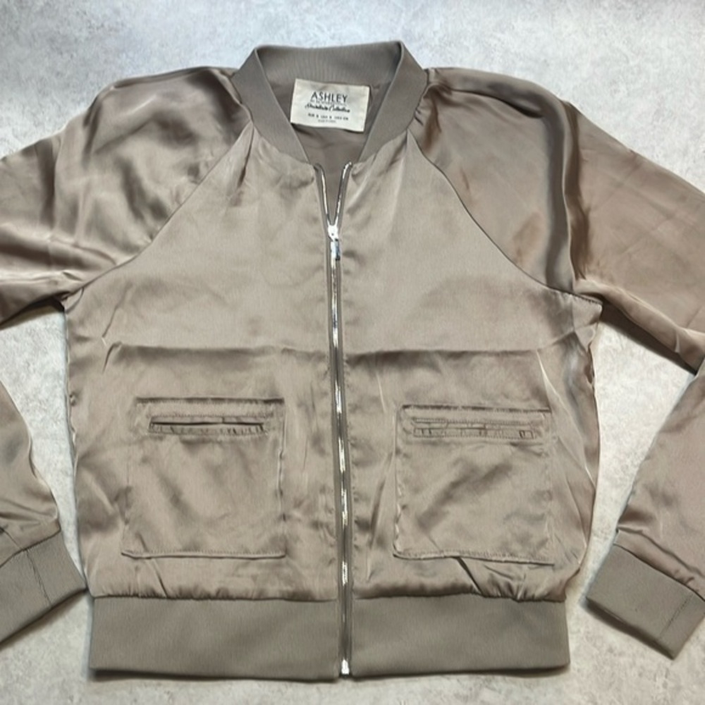 Ashley by 26 international women’s silk blend zip up jacket/blazer beige. Size S